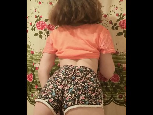 ❤️ Dhallaan yar oo sexy ah oo iska siibaysa surwaalka gaaban ee kamarada ❤ Muqaal dabada %so.hentaisea-com.ru ❤